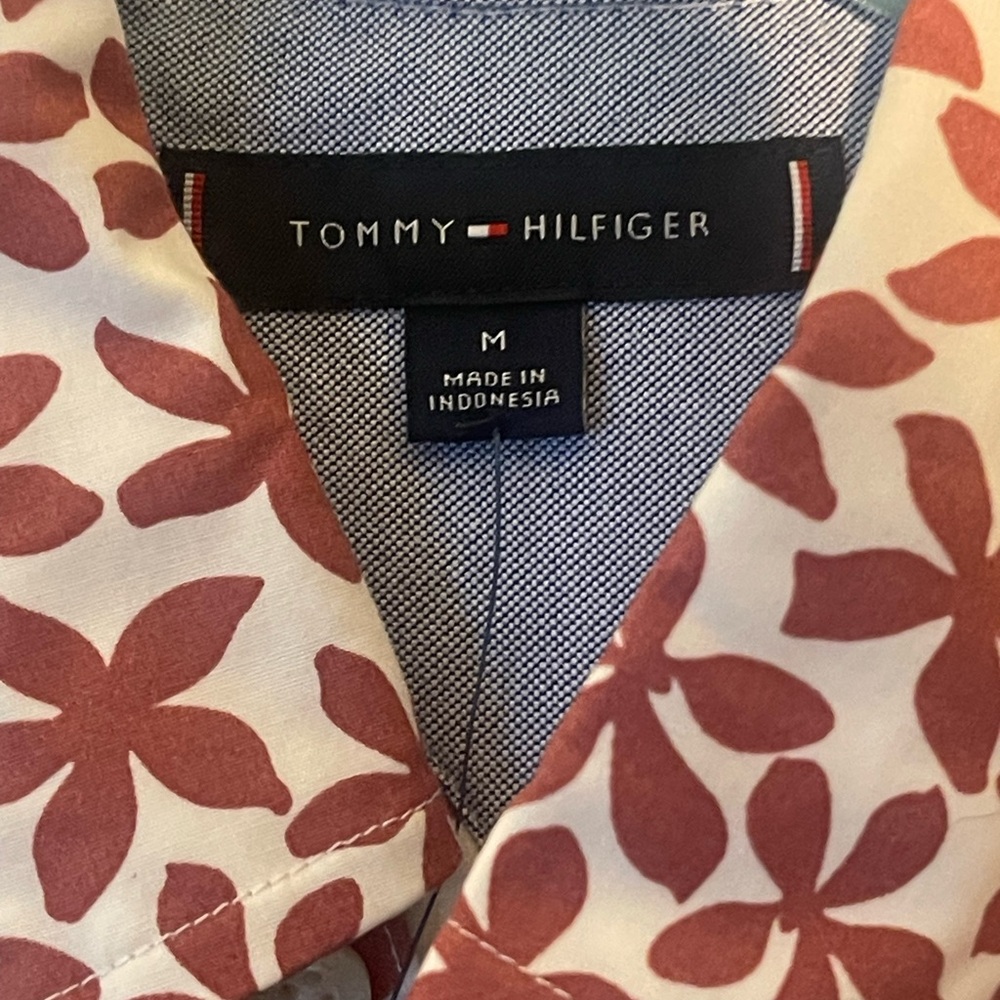 NWT- Tommy Hilfiger floral short sleeve shirt. Size medium - Picture 8 of 11